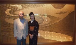 当館ラウンジの作品前で